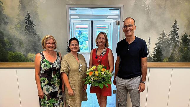 Bürgermeister Jörg Frey (von rechts) steht mit Kinderärztin Maruia Lehmann und den beiden Arzthelferinnen Bettina Fleig und Ilona Dorer ...