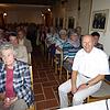 Lothar Degen (rechts) lässt das Leben des Kurienkardinals Bea im Museum in Riedböhringen lebendig werden. Bild: Gernot Suttheimer