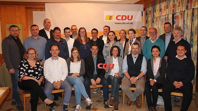 CDU-Kandidaten für den Gemeinderat: Vordere Reihe sitzend von links: Andrea Thoß-Rauer, Maximilian Wagner, Stefanie Frank, Ralf Kögel, ...