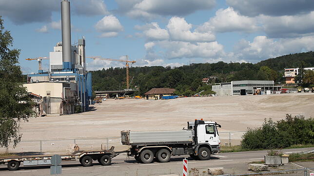 Der Blick vom Kanaldamm in Richtung Norden, vorn die B 34, links das Kraftwerk, hinten die Straßen- und Bahnbrücke, der Reitstall, die ...