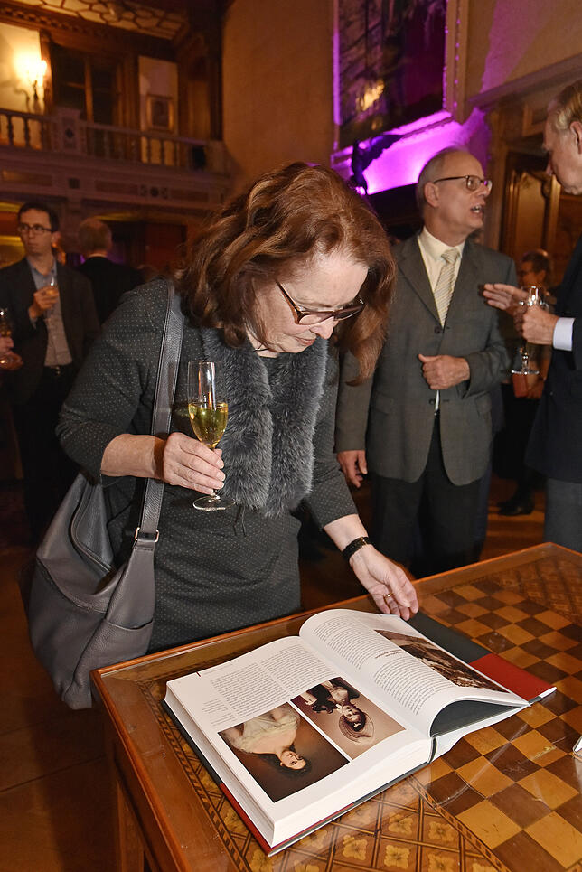 Bild 8: Buchvorstellung im Schloss: Heinrich Fürst zu Fürstenberg präsentiert das Werk über seinen Urgroßvater Max Egon II