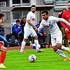 Aus für Harun Zengin: Hier wirbelt der Mittelfeldspieler des FC Erzingen noch munter im Derby beim FC Tiengen 08 gegen Marius Granacher ...