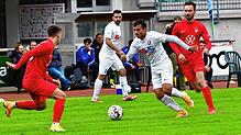Aus für Harun Zengin: Hier wirbelt der Mittelfeldspieler des FC Erzingen noch munter im Derby beim FC Tiengen 08 gegen Marius Granacher ...