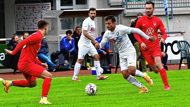 Aus für Harun Zengin: Hier wirbelt der Mittelfeldspieler des FC Erzingen noch munter im Derby beim FC Tiengen 08 gegen Marius Granacher ...
