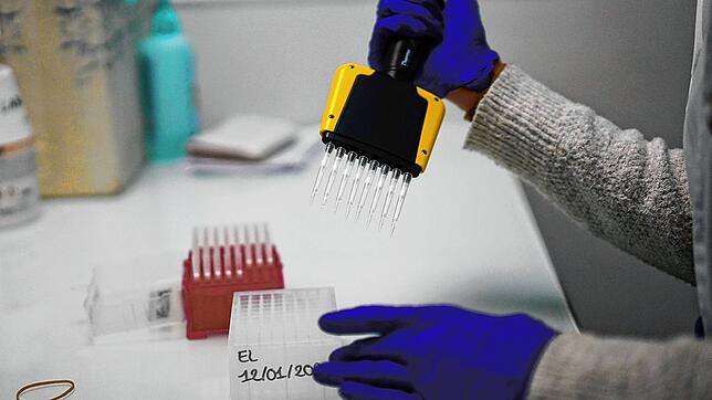 In einem Institut für Infektionskrankheiten werden Proben vorbereitet, um sie auf eine hochansteckende Corona-Mutation zu untersuchen. ...