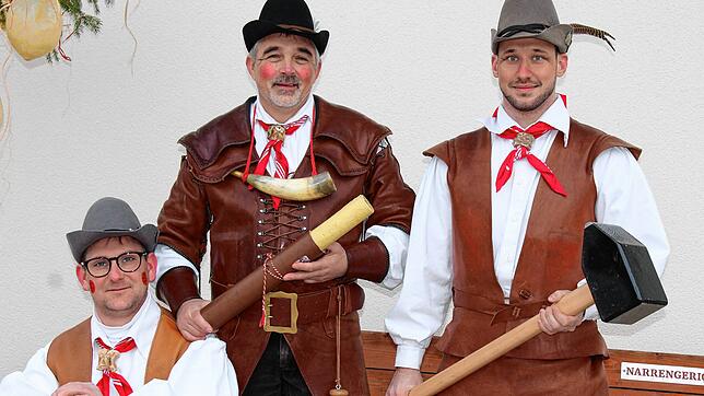 Stockacher Mitglieder der Zimmerer in ihrem schmucken Häs (v.l.): Oberlehrbue Sascha Bernhard, Moschter Frank Eckardt und Geselle Kevin ...