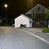 In Schafisheim im Kanton Aargau stirbt ein 22-Jähriger bei einem Motorradunfall. Er kracht mit seiner Maschine in eine Hauswand.