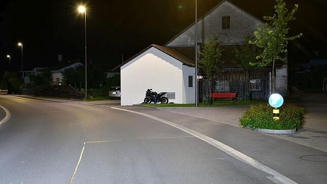 In Schafisheim im Kanton Aargau stirbt ein 22-Jähriger bei einem Motorradunfall. Er kracht mit seiner Maschine in eine Hauswand.