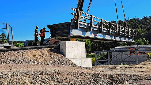 27 Meter ist das längste Element der Behelfsbrücke lang. Es wird in Präzisionsarbeit auf die Mittelstütze und das Widerlager abgesenkt.