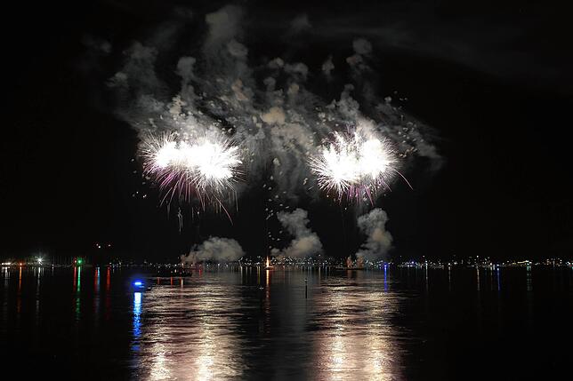 Bild 38: Konstanzer Seenachtfest 2024 - Jetzt knallt's! Das Feuerwerk am Bodensee bringt Zuschauer zum Staunen