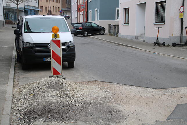 Noch ist der Straßenabschnitt voller Schotter. Sobald die Asphaltwerke wieder in Betrieb sind, soll die Straße fertig gemacht werden.