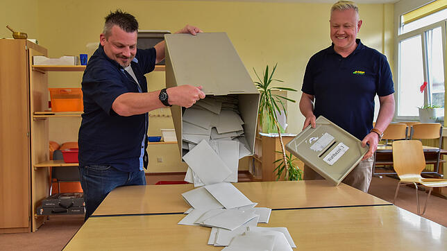 Die städtischen Mitarbeiter Christian Pflumm (links) und Alexander Tröndle schütten den Inhalt einer Wahlurne mit den Stimmzetteln für ...