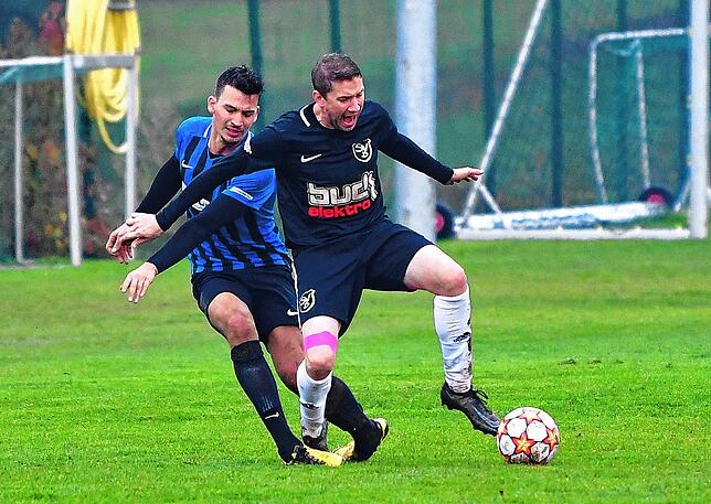 Harte Attacke: Für dieses Foul an Manuel Berger war Semih Kilic von der SG FC Wehr/Brennet mit „Gelb“ noch gut bedient.