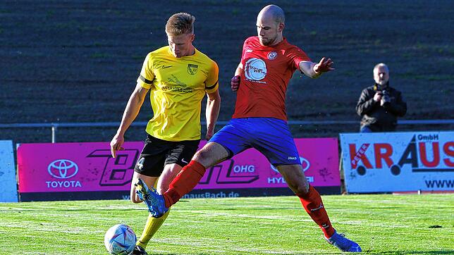 Sören Reiser (rechts) vom FC Rot-Weiß Salem im Duell mit Daniel Steinhäusler vom FC Öhningen-Gaienhofen. Der Bezirksligadritte aus dem ...