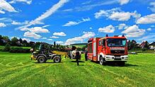 Gerade laufen die Aufbau-Arbeiten für das große Feuerwehrzeltlager am Engener Ortseingang. Fabian Klöpfer vom Bauhof unterstützt die ...