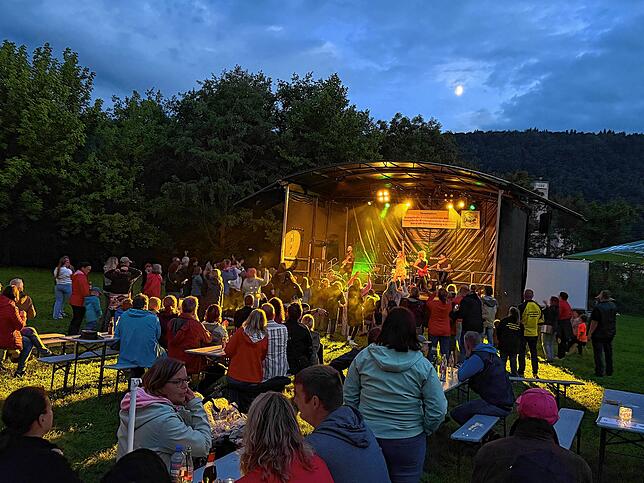 Die Tayler-Swift-Tribute-Band rockte die Bühne.