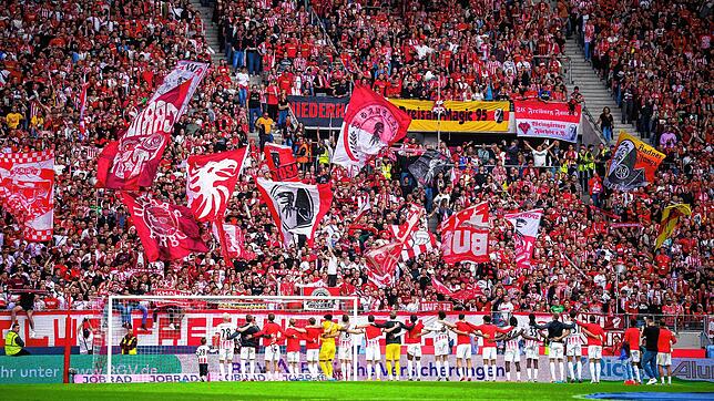 Die Spieler des SC Freiburg jubeln nach dem Spiel mit den Fans.