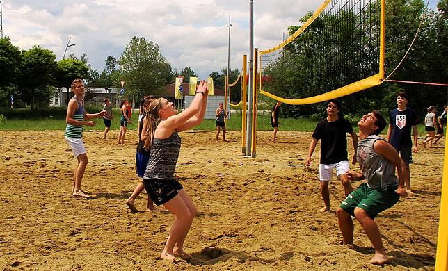 Die Umweltgruppe lädt die Jugendlichen der Stadt wieder zu einem Beachvolleyballturnier ein. Sie will damit auch den Austausch und die ...