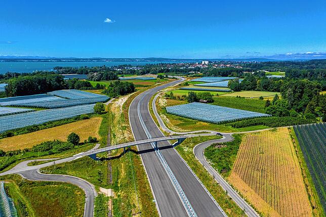 Bild 2: Bevor der Verkehr rollt, zeigen wir Ihnen aktuelle Luftbilder und Videos von der B 31-neu zwischen Immenstaad und Friedrichshafen