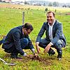 Christian Dröse (links) und Felix Schreiner pflanzen einen Weißtannensetzling, den Landwirtschaftsministerin Julia Klöckner dem ...