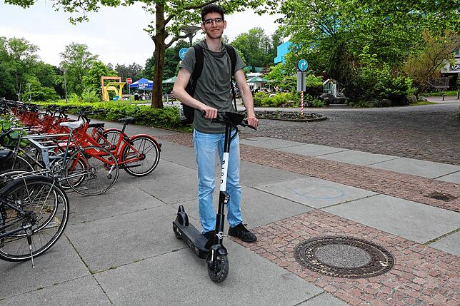 Für Khalaf Sulaiman (20), Student aus Worblingen, ist der E-Roller eine sehr praktische Ergänzung zum Öffentlichen Nahverkehr. Er sagt ...