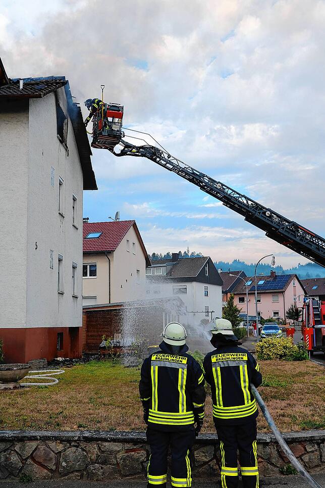 Die Feuerwehr Bräunlingen bekämpft am Mittwochmorgen einen Gebäudebrand in einem Wohngebäude Ecke Dießenhoferstraße/ Gießnaustraße. Der ...
