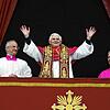 Historischer Moment am 19. April 2005: Nach seiner Wahl zum Papst tritt Joseph Ratzinger auf die Loggia des Petersdoms. Er nennt sich ...