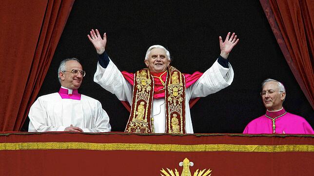 Historischer Moment am 19. April 2005: Nach seiner Wahl zum Papst tritt Joseph Ratzinger auf die Loggia des Petersdoms. Er nennt sich ...
