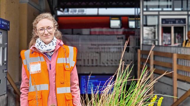 Sie verantwortet die großen Bauvorhaben am Bahnhof: Julia Schneweis ist Projektleiterin bei der Deutschen Bahn. Rechts im Hintergrund zu ...