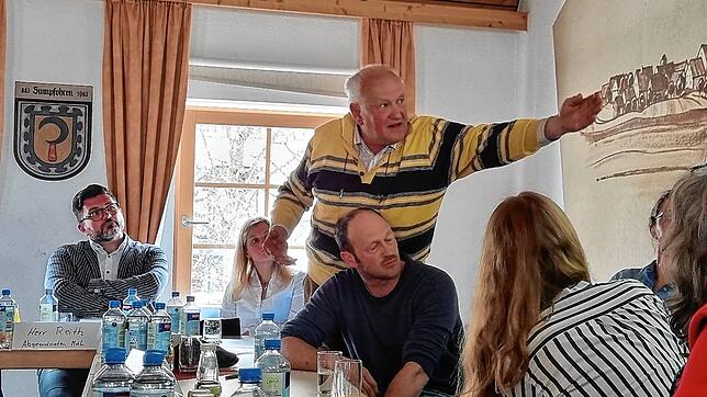Wie soll es mit dem geplanten Neubaugebiet in Sumpfohren weitergehen. Max Bogenschütz vom gleichnamigen Hof erläutert den Standpunkt der ...