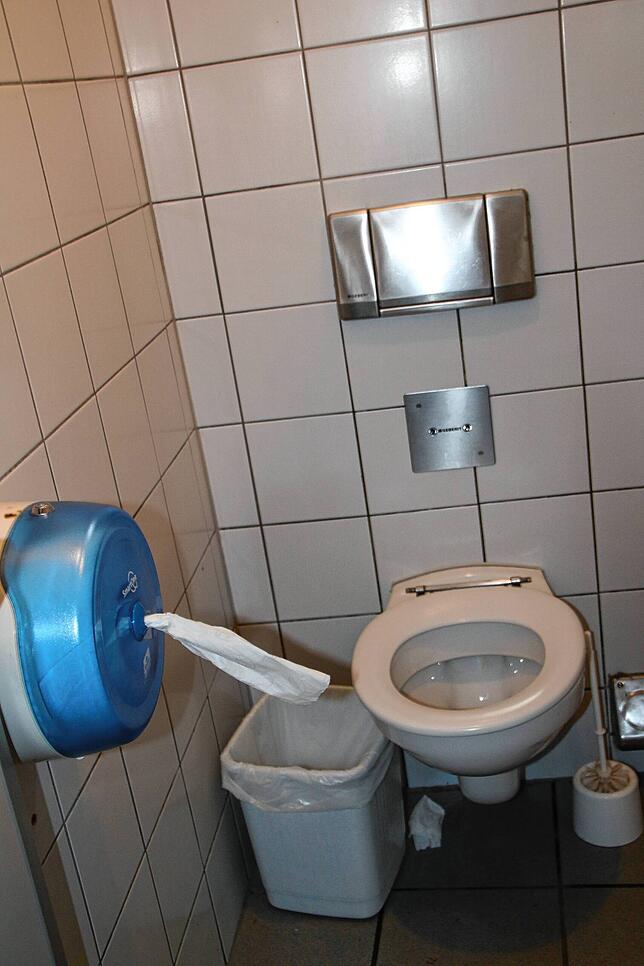 Toilettenpapier ist in den Kabinen in der öffentlichen Toilette am Viehmarktplatz in Waldshut ausreichend vorhanden.