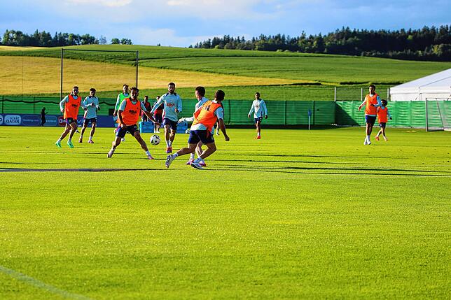 Die spanischen Fußballstars beim Training auf dem Rasen des SV Aasen.
