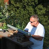 Maßarbeit mit der Wasserwaage: Martin Schwendemann kontrolliert genau, ob die provisorischen Lager richtig ausgerichtet sind.