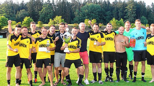 Außenseiterjubel: Der SV Nöggenschwiel hatte im Elfmeterschießen beim Waldhaus-Cup die besseren Nerven und besiegte den FavoritenFC RW ...