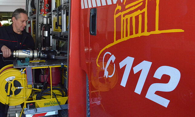 Der hauptamtlichen Gerätewart Dennis Koso bei der Arbeit (Archivbild) in der Feuerwache St. Blasien. Sie soll für die Raumschaft künftig ...