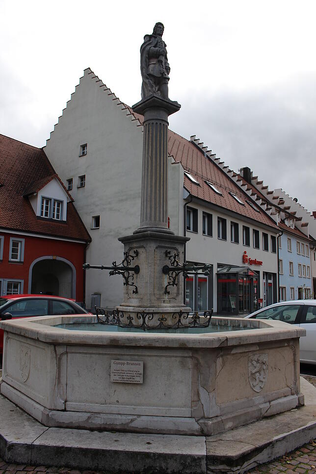 Direkt gegenüber des Rathauses befindet sich der Gumppbrunnen, der in den 1950er-Jahren aufgestellt wurde.