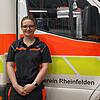 Notfallsanitäterin Vivian Winzenried nutzt die Wartezeit auch, um sich auszuruhen.