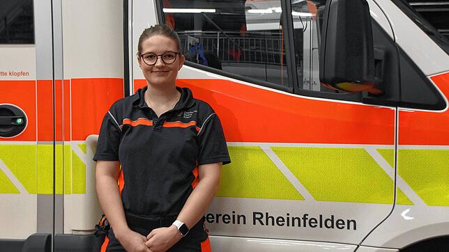 Notfallsanitäterin Vivian Winzenried nutzt die Wartezeit auch, um sich auszuruhen.