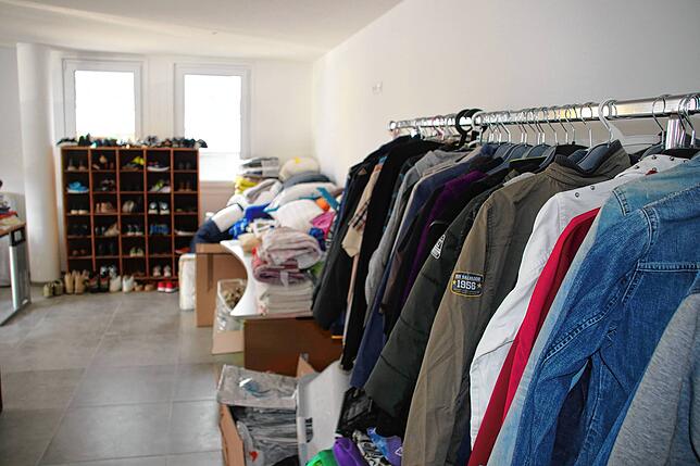 Kleidung für Kinder und Jugendliche wird für die Flüchtlinge aus der Ukraine benötigt, die bei der Spedition im Stühlinger Sulzfeld ...