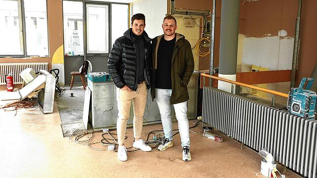 Noch stehen Niklas und Jason Grom in einer Baustelle. Ab Mai empfängt ihr Tagescafé Karl&lsquo;s Deli an der Karlstraße die ersten Gäste.