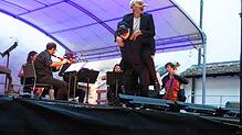 Der Maskenmann und das musikalische Ensemble: „Wenn du essen, trinken und feiern willst, musst du mein Pferd sein“ heißt es zu Haydns ...