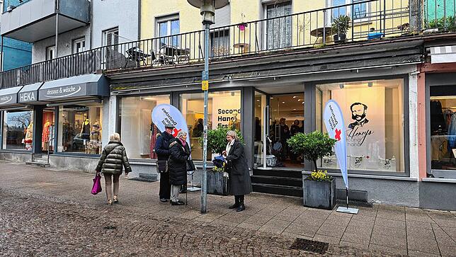Die ersten Passanten erkunden neugierig das neue Angebot für Gebrauchtkleidung im DRK-Laden „Henrys“ in der Häfler Fußgängerzone.