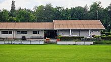 Der Fußballclub Uhldingen wird eine überdachte Stahltribüne mit elektronischer Anzeigentafel erhalten. Foto: Holger Kleinstück