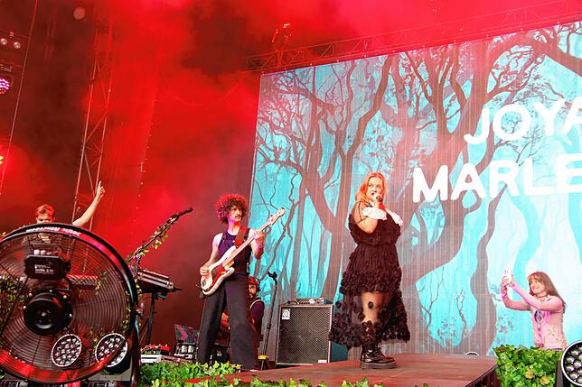 Viele Besucher bei Nelly Furtado und Joya Marleen beim Festival Stars in Town auf dem Herrenacker inmitten der Schaffhauser Altstadt.