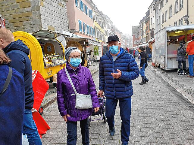 Ein subjektiver Blick auf dem Wochenmarkt am Samstag, 14. November, zeigte, dass Disziplin unter den Marktbesuchern herrscht.