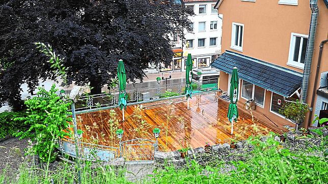 Schön gemacht, aber für die SPD-Fraktion mit zu vielen Werbeschildern versehen ist die neue Eisdiele, hier vom Amtshausweg aus betrachtet.