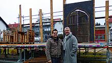 Zunftrat Mathias Strobel (links) und Zunftmeister Thomas Wagner vor der Freilichtbühne auf dem Festplatz in Leimbach. Hier wird am ...