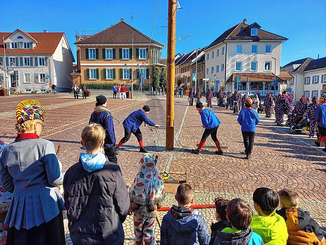 Bild 6: Narrenbaumfällen 2025 in Markdorf sorgt für närrische Stimmung
