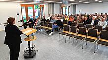 Rund 50 Zuhörer, Schulleiter, Lehrer, Elternvertreter und Kommunalpolitiker, hören am Montagabend im Bürgerzentrum von Mönchweiler was ...
