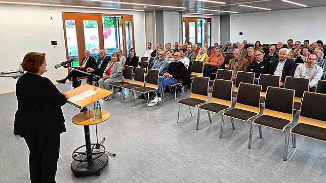 Rund 50 Zuhörer, Schulleiter, Lehrer, Elternvertreter und Kommunalpolitiker, hören am Montagabend im Bürgerzentrum von Mönchweiler was ...